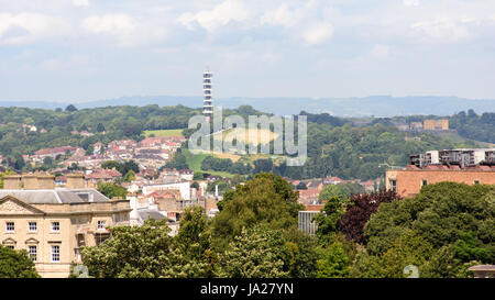 Bristol, Inghilterra - Luglio 17, 2016: La BT Purdown microonde trasmettitore di rete tower, un prominente punto di riferimento sulla pur giù per la collina a nord di Bristol. Foto Stock