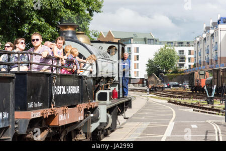 Bristol, Inghilterra - Luglio 17, 2016: la gente ride su un trenino guidato da un vapore motore di derivazione sul porto di Bristol Railway durante il porto annuale fe Foto Stock