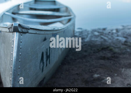Canoa accanto al lago Foto Stock