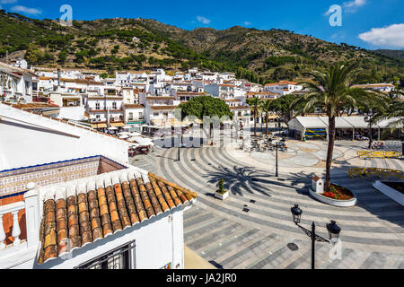 La piazza della città nel tradizionale villaggio Spagnolo (pueblo) a Mijas, Andalusia, Spagna, Europa Foto Stock