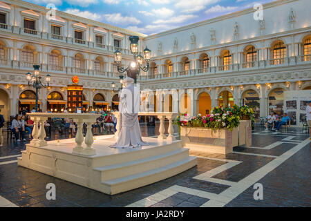 LAS VEGAS NV - Novembre 21, 2016: un popolo non identificato la visione di una statua vivente al Venetian Hotel di Las Vegas Foto Stock