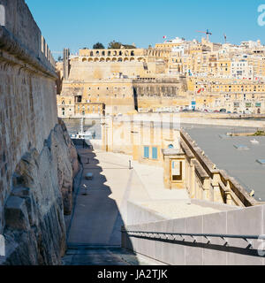 La Valletta i muri come visto da di Birgu (Vittoriosa) con bastioni Fort Sant Angelo in primo piano, Malta Foto Stock