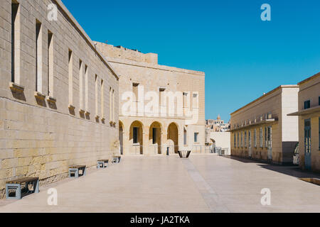 Fort San Angelo esterno con gli ufficiali salotto sulla sinistra e ammiragli hall sul lato destro, Birgu, Malta Foto Stock
