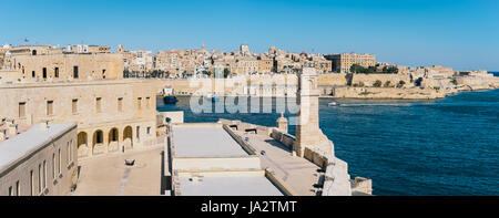La Valletta i muri come visto da di Birgu (Vittoriosa) con bastioni Fort Sant Angelo in primo piano, Malta Foto Stock