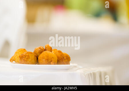 Frittelle fatte in casa con lo zucchero e i suoi ingredienti Foto Stock