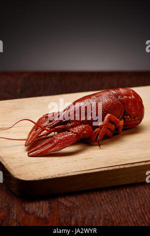 Gamberi bolliti sul tagliere di legno Foto Stock