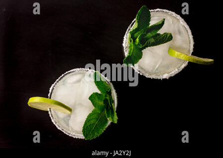 Cocktail con foglie di menta e il succo di lime il fuoco selettivo Foto Stock