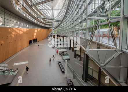 Interno del Tokyo International Forum, Tokyo, Giappone Foto Stock