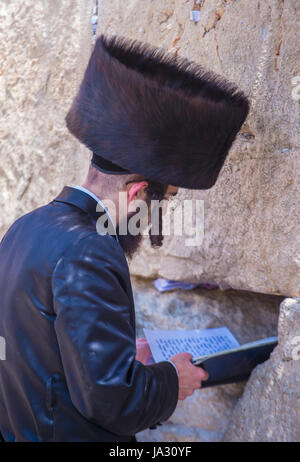 Ebrea ortodossa uomo prega al muro occidentale durante la Pasqua ebraica a Gerusalemme Israele Foto Stock