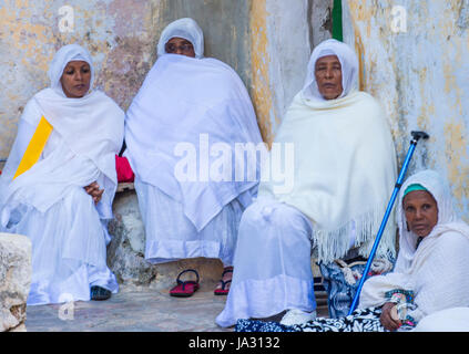 Ortodossa Etiope di adoratori in attesa che il fuoco santo cerimonia per iniziare a la sezione etiope del Santo Sepolcro di Gerusalemme Israele Foto Stock