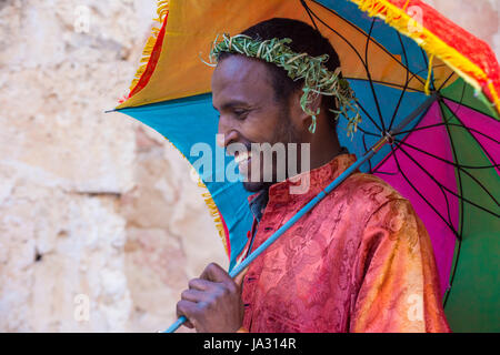 Ortodossa Etiope pellegrino partecipa al fuoco santo cerimonia presso la sezione etiope del Santo Sepolcro di Gerusalemme Israele Foto Stock