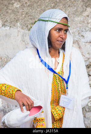 Ortodossa Etiope pellegrino partecipa al fuoco santo cerimonia presso la sezione etiope del Santo Sepolcro di Gerusalemme Israele Foto Stock