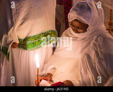 Ortodossa Etiope pellegrino partecipa al fuoco santo cerimonia presso la sezione etiope del Santo Sepolcro di Gerusalemme Israele Foto Stock