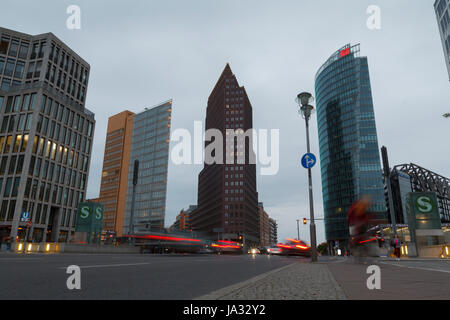 La Potsdamer Platz, un importante piazza e intersezione di traffico nel centro di Berlino, con moderne architec Foto Stock
