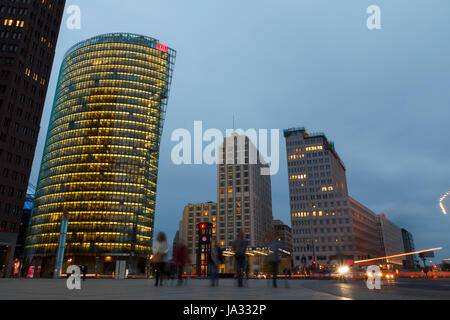 La Potsdamer Platz, un importante piazza e intersezione di traffico nel centro di Berlino, con moderne architec Foto Stock