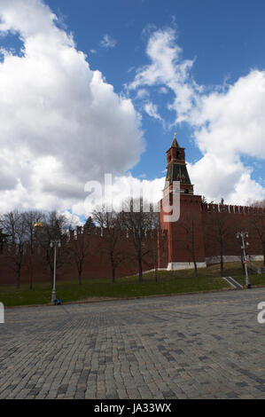 Mosca, Piazza Rossa, Russia: il complesso fortificato del Cremlino di Mosca con parete vista del Nabatnaya (Allarme Torre Campanaria) Foto Stock