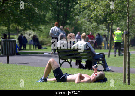 Glasgow Kelvingrove Park scene a prendere il sole Foto Stock