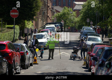 Lecca-lecca uomo road west end di Glasgow attraversamento scuola Foto Stock