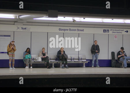 Scotrail stazione ferroviaria piattaforma della stazione di Glasgow Queen Street a livello basso Foto Stock