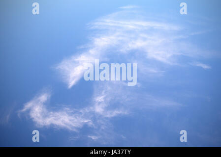 Blue sky cirrus nuvole bianche faccia mans o maschera naturale non Photoshop Foto Stock