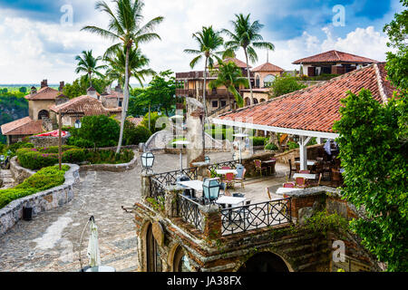 Vista da sopra di un borgo medievale Altos de Chavon, Repubblica Dominicana Foto Stock