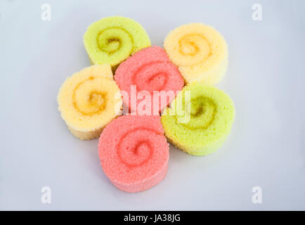 Primo piano a forma di fiore di deliziose svizzero o Jelly Roll torta, isolato Foto Stock