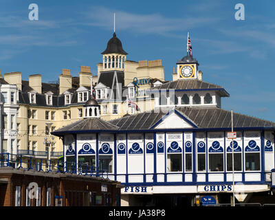 Il chip shop su Eastbourne Pier con il Queens Hotel al di là, East Sussex, England, Regno Unito Foto Stock