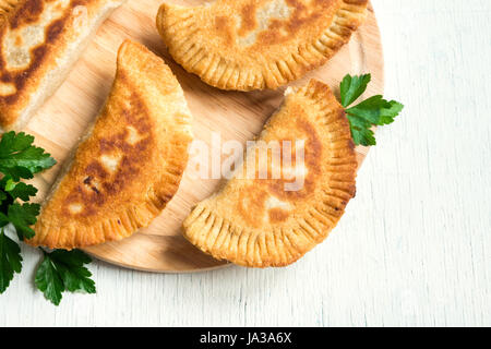 In casa fritte burekas vegetali (polpette, samosas) su sfondo bianco - vegetariana dolci fritti per snack Foto Stock