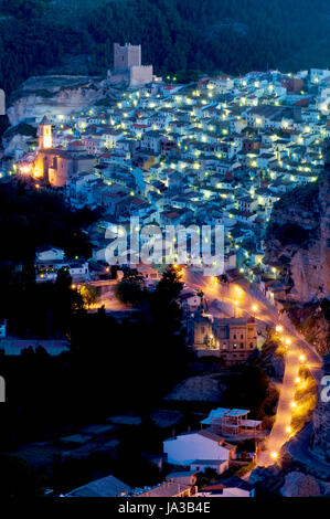 Panoramica di notte. Alcala Del Jucar, provincia di Albacete, Castilla La Mancha, in Spagna. Foto Stock