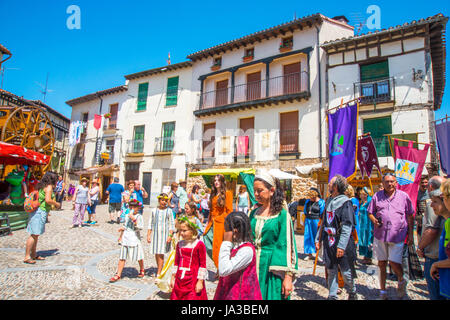 Parata medievale. Sagra delle ciliegie, Covarrubias, provincia di Burgos, Castilla Leon, Spagna. Foto Stock