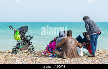 Famiglia asiatica al mare su una spiaggia. Foto Stock