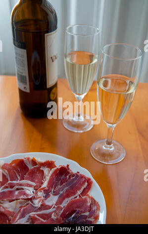 Prosciutto Iberico e due bicchieri di vino sherry. Jerez de la Frontera, la provincia di Cadiz Cadice, Andalusia, Spagna. Foto Stock