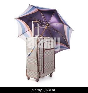 Valigia e ombrello aperto isolata su sfondo bianco percorso di clipping incluso. Previsioni meteo concept Foto Stock