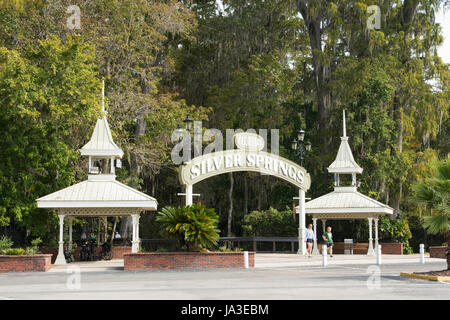 Silver Springs Florida entrata di una delle più antiche attrazioni turistiche con barche con fondo di vetro e le molle, laghi, animali e luogo rilassante per visitare il sito web Foto Stock