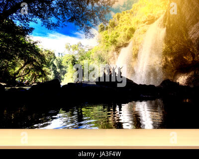 Traveler in piedi a cascata in deep forest al Parco Nazionale Khao Yai, Thailandia con legno in prospettiva Foto Stock