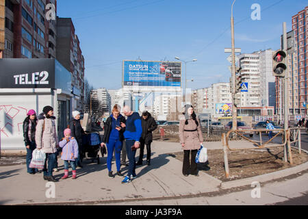 Perm, Russia - Marzo 31,2016: persone costo a un attraversamento pedonale, in attesa di un segnale verde di un semaforo Foto Stock