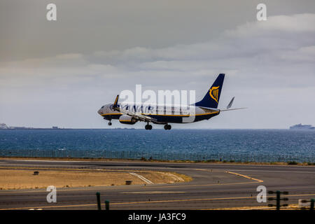 ARECIFE, Spagna - Aprile 15 2017: Boeing 737-800 di Ryanair con la registrazione EI-EFY in atterraggio a Lanzarote Airport Foto Stock