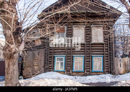 Vecchio rovinato a due piani casa in legno con imbarcati su windows Foto Stock