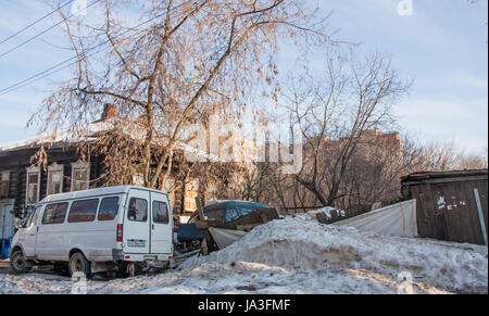 Perm, Russia - marzo 31.2016: vecchio rovinato a due piani casa in legno Foto Stock