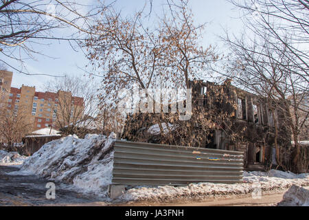 Perm, Russia - marzo 31.2016: vecchio rovinato a due piani casa in legno senza un tetto Foto Stock