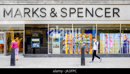 I passanti al di fuori della parte anteriore di un Marks & Spencer shop, piazza del mercato, Cambridge, Inghilterra. Foto Stock