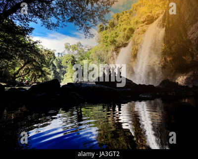 Traveler in piedi a cascata in deep forest al Parco Nazionale Khao Yai, Thailandia Foto Stock