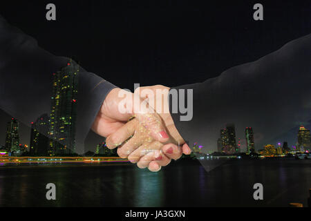 La doppia esposizione imprenditrice isolare handshake su bianco con tracciato di ritaglio Foto Stock