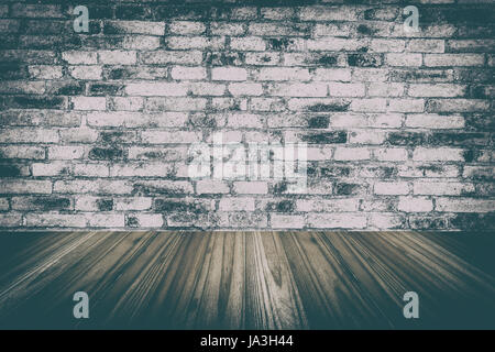 Pianale di legno interno e vecchia sala con un muro di mattoni, sfondo vintage Foto Stock
