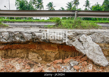 Incrinato strada concreta con decapare trace Foto Stock