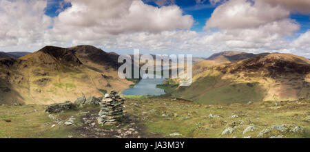 Una vista lungo la lunghezza del Buttermere e Crummock acqua dal cairn su Fleetwith luccio con Buttermere cadde sulla destra e la rupe alta sulla sinistra Foto Stock