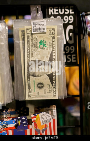 Fake denaro con le foto del presidente Donald Trump in vendita presso l'avventura di Halloween nel Greenwich Village di New York City Foto Stock