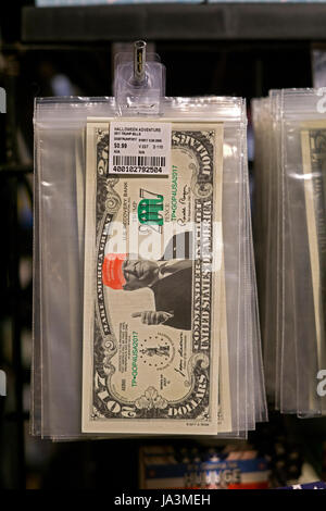 Fake denaro con le foto del presidente Donald Trump in vendita presso l'avventura di Halloween nel Greenwich Village di New York City Foto Stock