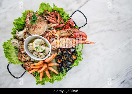 Miscelati freschi frutti di mare portoghese selezione set gourmet platter pasto sul tavolo Foto Stock