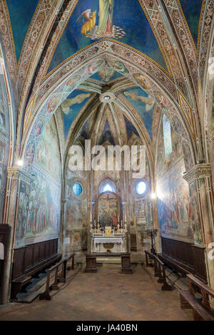 VOLTERRA, TOSCANA - 21 Maggio 2017 - Chiesa di San Francesco, la Cappella della Croce decorata in 1410 da Cenni di Ser Cenni da Firenze con il ciclo o Foto Stock